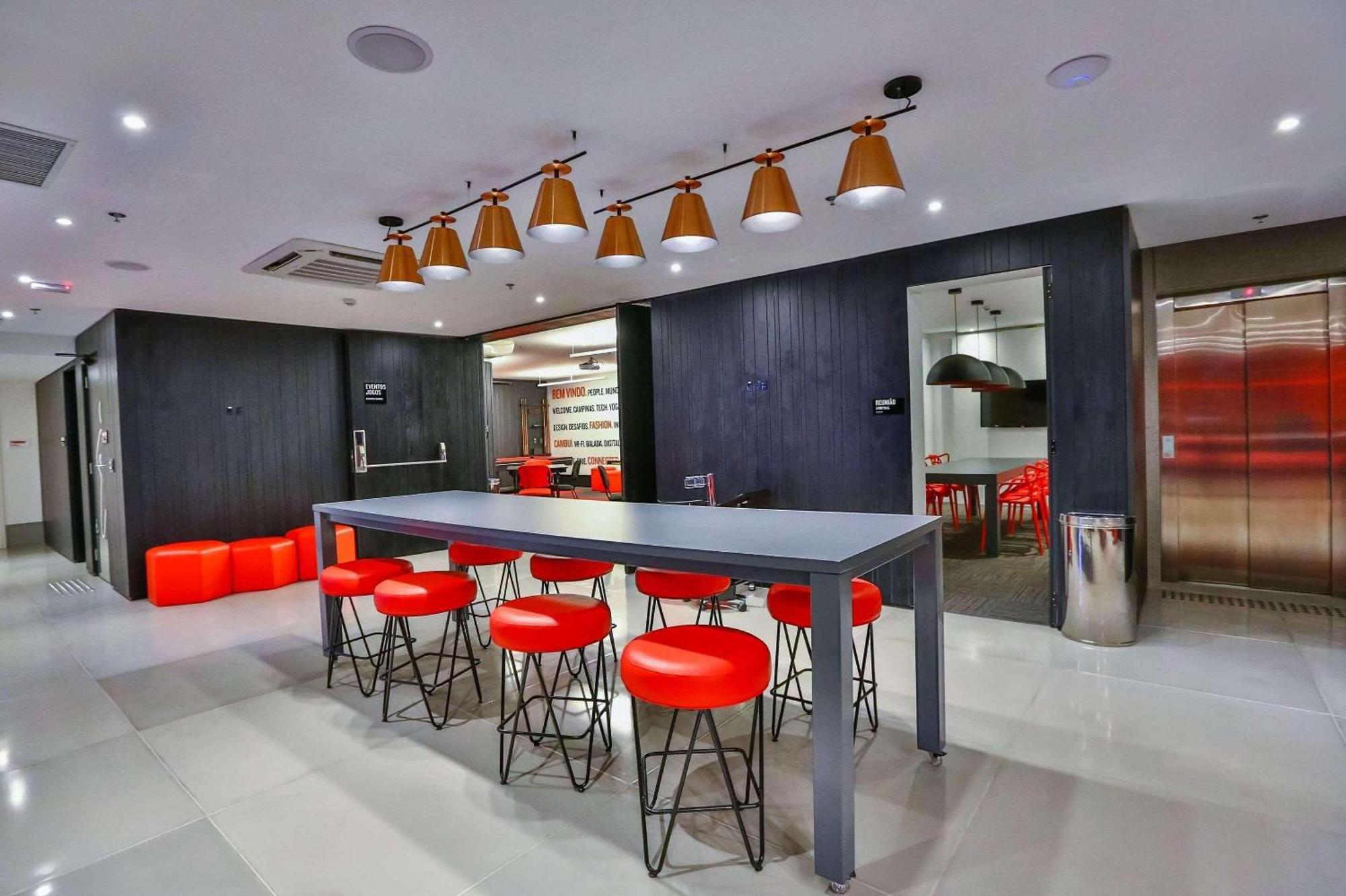 เรดิสัน เรด กัมปินาส Hotel กังปินาส ภายนอก รูปภาพ The lounge at London Heathrow Airport